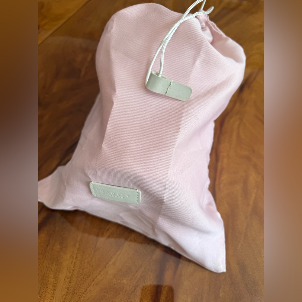 Radley London 💓Elegant Pink Cylinder Handbag with tags but has a tiny scratch - Picture 10 of 17